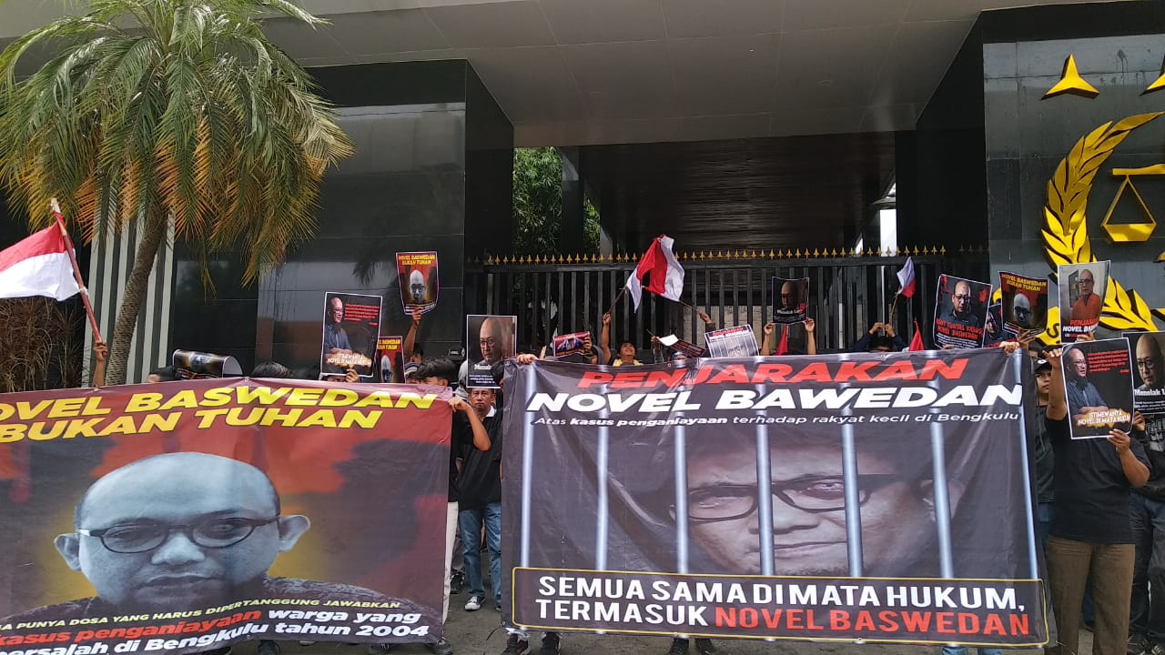 Kelompok massa tergabung dalam Corong Rakyat menggelar aksi unjuk rasa tutup tahun 2019 di Kejagung, Jakarta Selatan, Selasa (31/12). Foto: MP/Kanu
