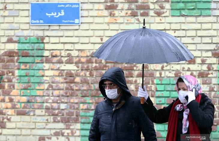 Warga Iran memakai masker pelindung di Kota Tehran, Iran, Selasa (25/2/2020). ANTARA FOTO/WANA via REUTERS/Nazanin Tabatabaee/wsj.