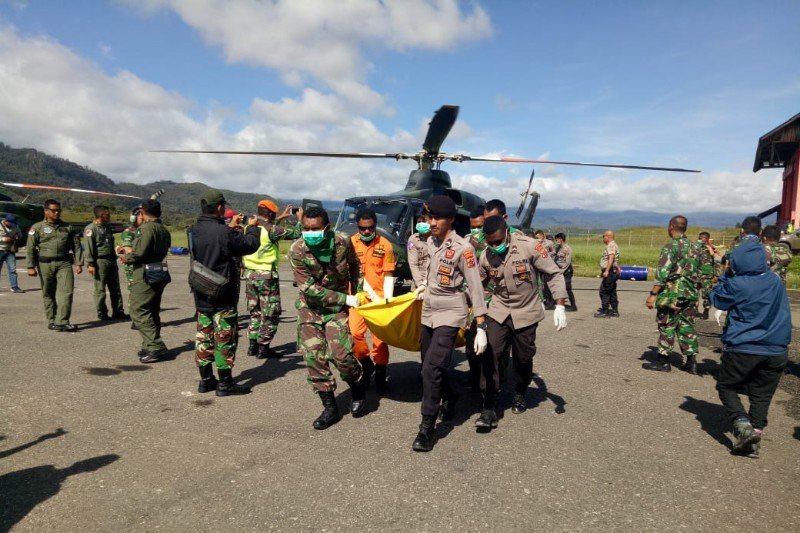 12 Jenazah Penumpang dan Awak Helikopter Mil Mi-17 Dievakuasi ke Oksibil