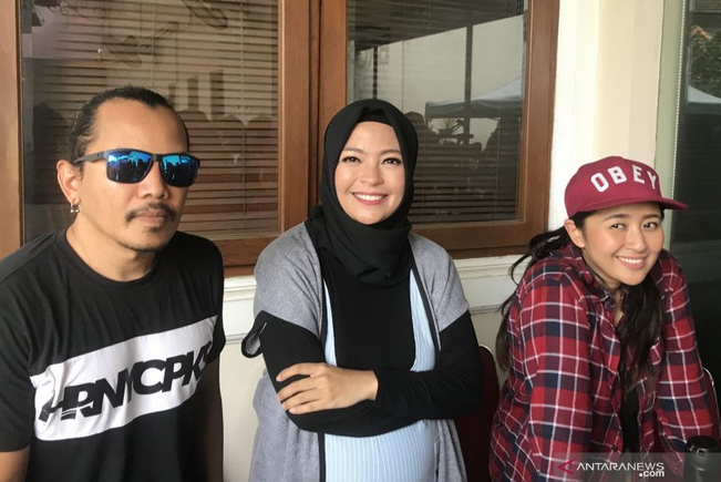 Grup musik Kotak usai temu media #TheNextStar TikTok di Jakarta, Jumat (18/10/2019). (ANTARA/Arindra Meodia)