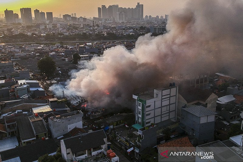 Foto aerial kebakaran Pasar Lontar atau Pasar Kambing di Jalan Sabeni, Tanah Abang, Jakarta, Kamis (8/4/2021