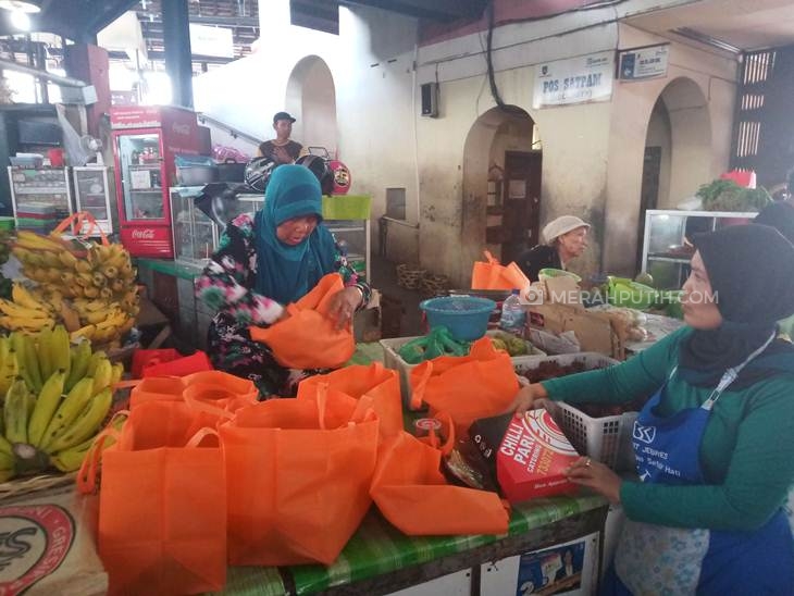 Pedagang Pasar Gede Solo mendapatkan nasi kotak akikah La Lembah Manah, Kamis (28/11). (MP/Ismail)