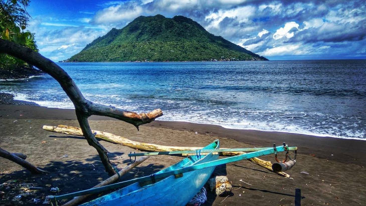 Pantai Sulamadaha: Keindahan Pasir Hitam dan Air Laut Jernih di Ternate