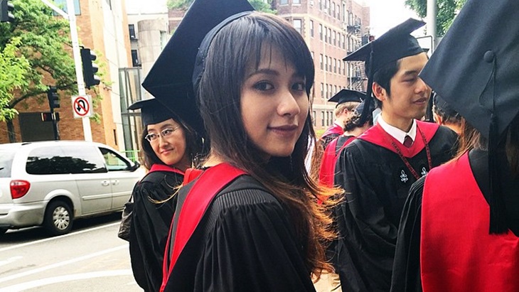 Deretan Pose Cantik Rektor Muda Risa Santoso, Pesonanya Bikin Pria Meleleh