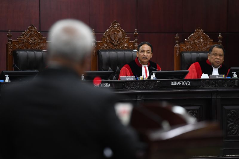 Ketua Mahkamah Konstitusi, Suhartoyo (kiri), memimpin sidang lanjutan sengketa hasil pilpres 2024 dan Hakim Konstitusi, Arief Hidayat (kanan), menyimak keterangan saksi di Mahkamah Konstitusi, Jakarta, Selasa (2/4). Foto: ANTARA/Akbar Nugroho Gumay