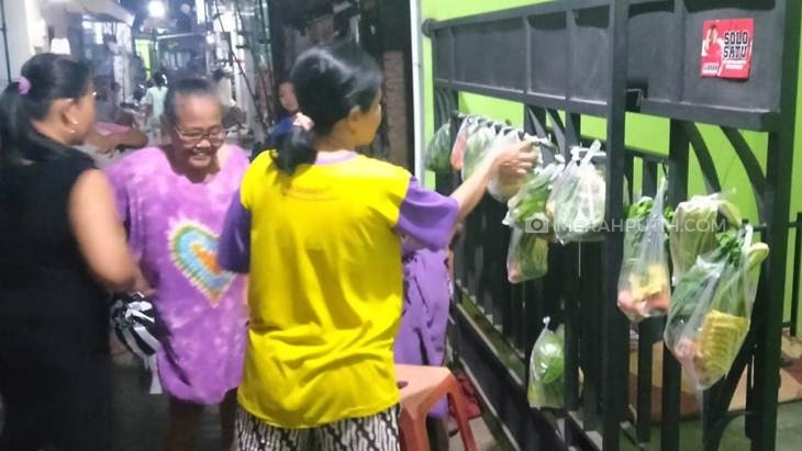 Berbagi Sesama di Tengah Pandemi COVID-19, Pajang Makanan Gratis di Jemuran Baju