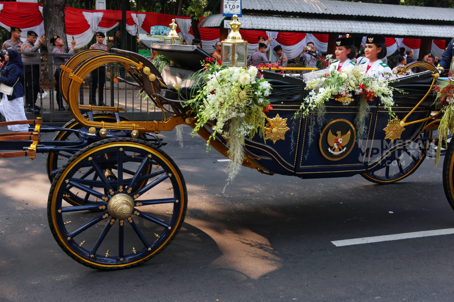 Iring-iringan Kirab Bendera Pusaka Hadirkan Semarak HUT ke-81 RI di Monas Jakarta