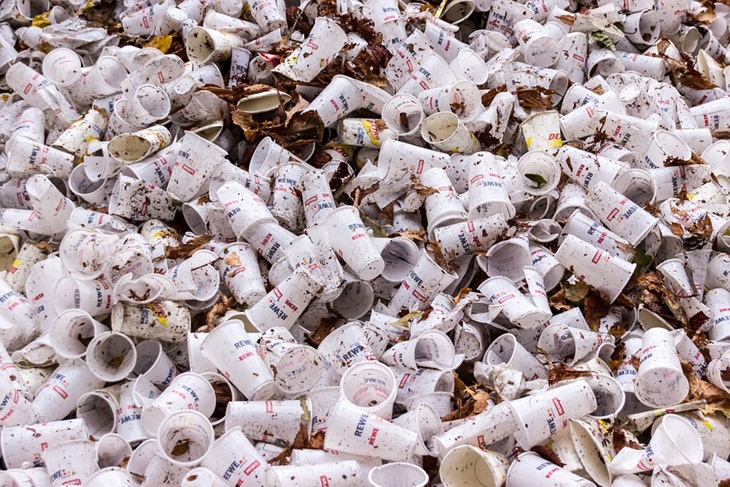 Sampah gelas plastik. (Foto: Pixabay/meineresterampe)