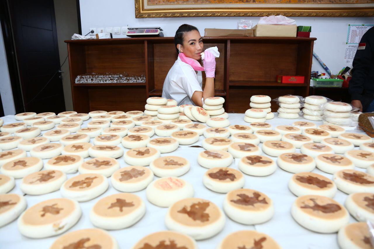 Calon Wakil Wali Kota Tangsel Rahayu Saraswati Djojohadikusumo mengunjungi Pengrajin Kue Putri Ny Lauw di Ciater Tangsel.