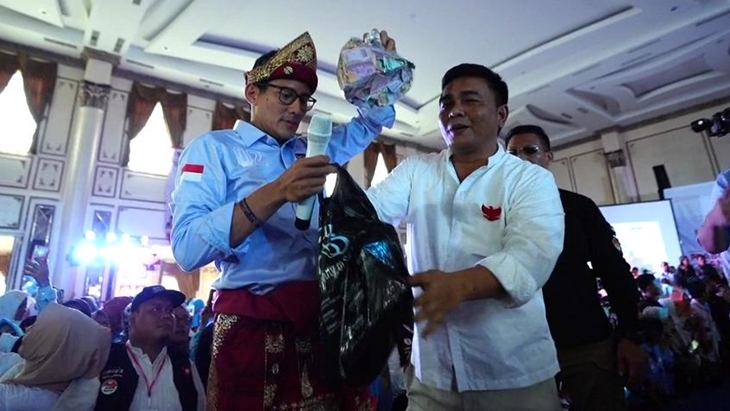 Sandiaga Uno Dapat Sumbangan Satu Kantong Plastik Berisi Uang dari Millennial Palembang