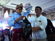Sandiaga Uno Dapat Sumbangan Satu Kantong Plastik Berisi Uang dari Millennial Palembang