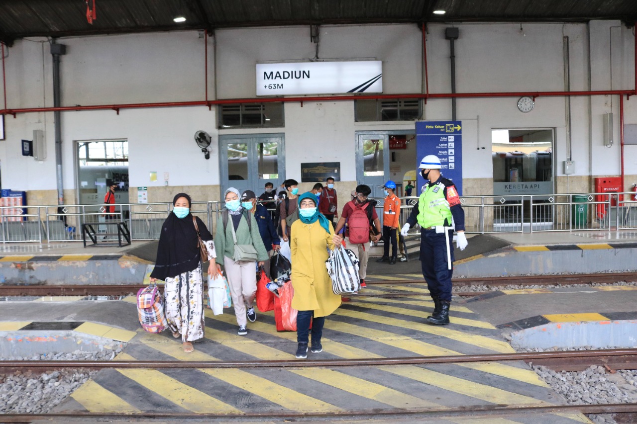 Pelanggan KAI hendak memasuki kereta api di Stasiun Madiun, Senin (28/12). Foto: Humas KAI