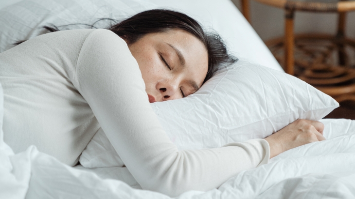 Jauhkan ponsel saat kamu tidur. (Foto: pexels/Ketut Subiyanto)
