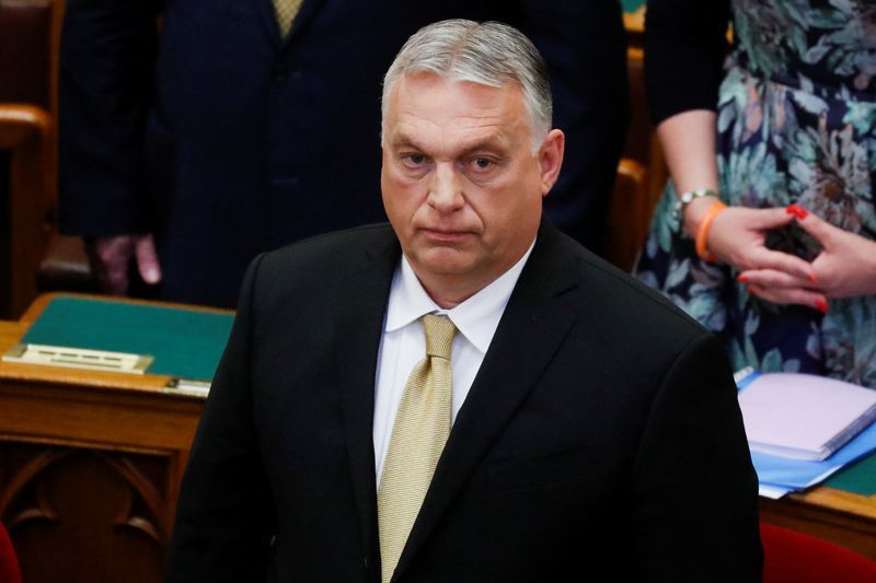 Perdana Menteri Hongaria Viktor Orban berdiri sebelum mengambil sumpah jabatan di Parlemen di Budapest, Hongaria, 16 Mei 2022. ANTARA/REUTERS/Bernadett Szabo