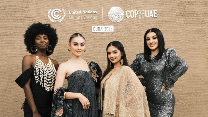 Agnez Mo Tampil Memukau dengan Batik Biru di Acara COP28 di Dubai 