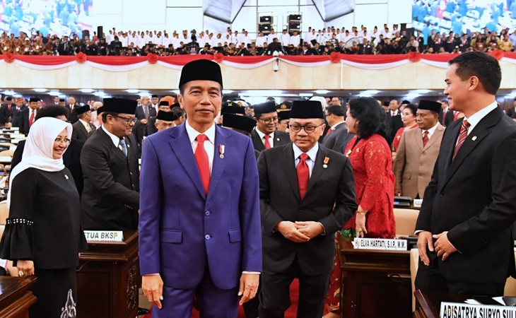 Presiden Jokowi tersenyum kepada anggota DPR dan MPR