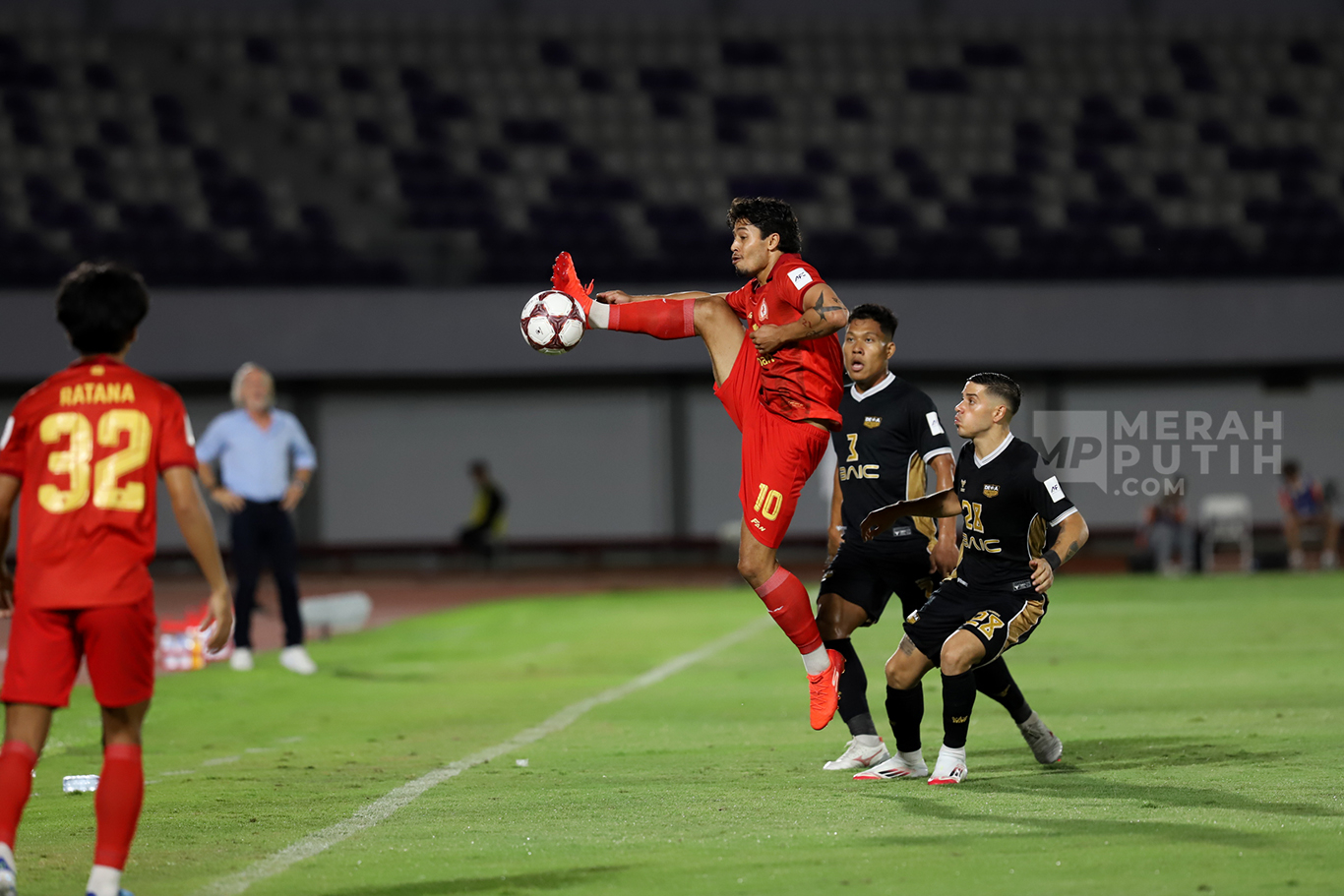 Duel Pesepak bola Dewa United Banten dengan pemain Phnom Penh Crown pada pertandingan AFC Challenge League di Stadion Indomilk Arena, Kabupaten Tangerang, Banten, Minggu (26/10/2025).