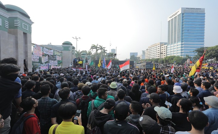 Massa aksi membludak depan gerbang masuk Gedung DPR Jakarta