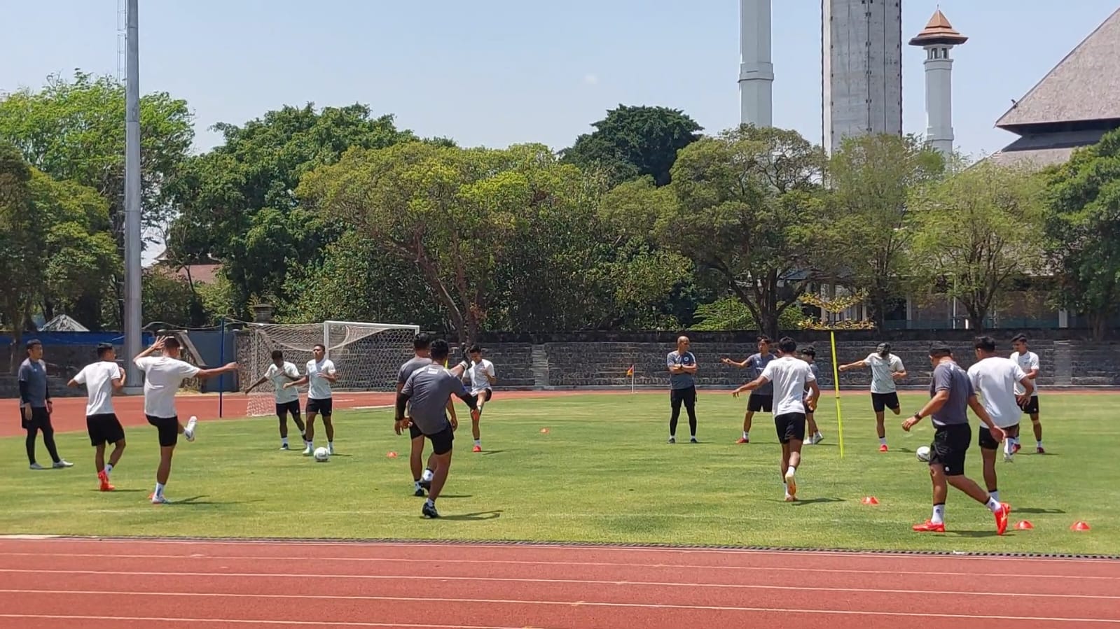 Timnas U-23 menggelar latihan di Stadion Sriwedari Solo, Jawa Tengah, Minggu (10/9). (MP/Ismail)