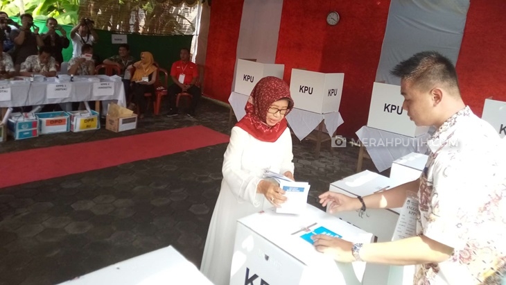 Datang ke TPS, Ibunda Jokowi Dikerumuni Warga Setempat