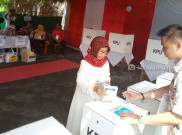 Datang ke TPS, Ibunda Jokowi Dikerumuni Warga Setempat