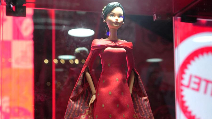 Bersama Indonesia Rayakan HUT Ke-80, Mattel Rilis Boneka Barbie One-of-a-Kind, Tampilan Anggun Bergaun Batik