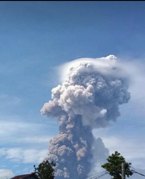 Erupsi Gunung Soputan membuat jalur pendakian ditutup (Sumber: BNPB)