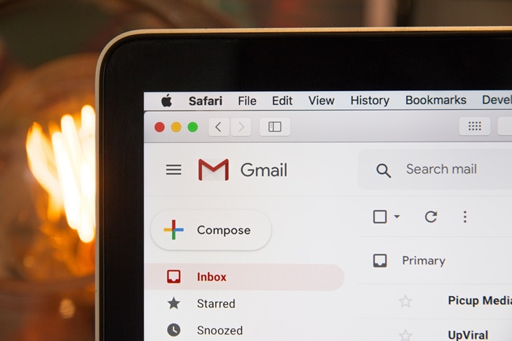 Lagi Liburan Tapi Harus Balas Email Bos? Begini Tipsnya