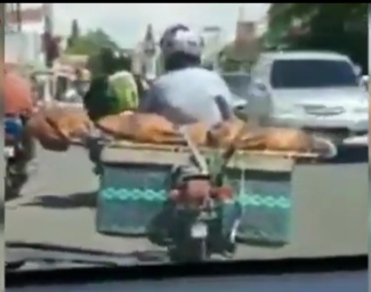 Warga Boyolali Bawa Jenazah Ibunya Diikat di Bagian Belakang Sepeda Motor