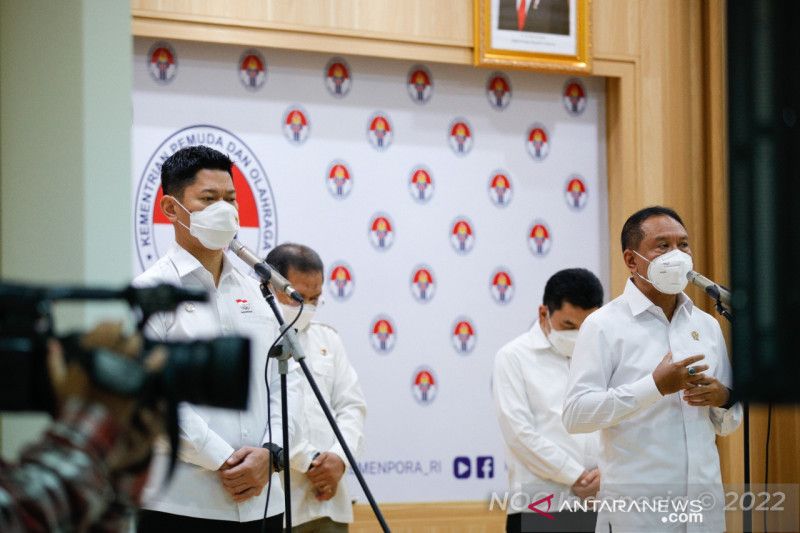 Ketua Komite Olimpiade Indonesia (KOI) Raja Sapta Oktohari (kiri) dan Menteri Pemuda dan Olahraga (Menpora) Zainudin Amali memberikan keterangan pers terkait pembebasan sanksi WADA di Jakarta, Senin (17/1/2022). (ANTARA/HO-NOC Indonesia)