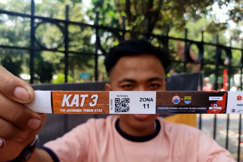 Ketua Budak Oranye Indung Sunda (Bois) Purwakarta, Sahrul, menunjukan tiket kelas II pertandingan Persija Jakarta kontra Persib Bandung Liga 1 Musim 2019 di Stadion Utama GBK, Rabu (10/7/2019) (ANTARA News/Andi Firdaus)