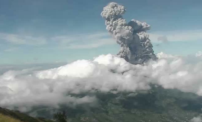 Gunung Merapi Meletus Dua Kali, Hujan Abu Penuhi Desa di Magelang