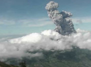 Gunung Merapi Meletus Dua Kali, Hujan Abu Penuhi Desa di Magelang
