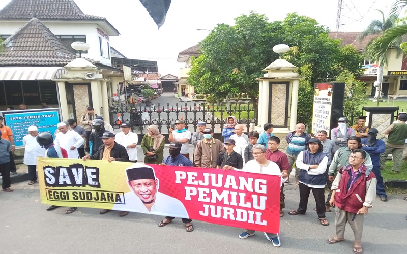 Masa ormas Islam melakukan unjuk rasa di Polresta Surakarta