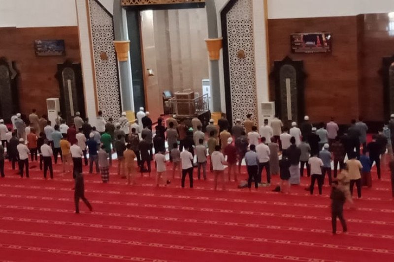Ilustrasi - Salat berjamaah di masjid. (Foto: Antara)