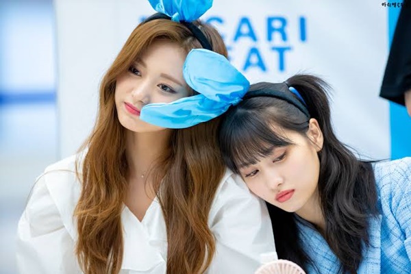 Momo dan Tzuyu TWICE