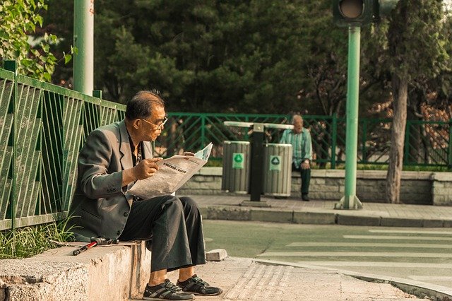 Biasanya mereka juga sering membaca koran. (Foto pixabay/hitesh0141)