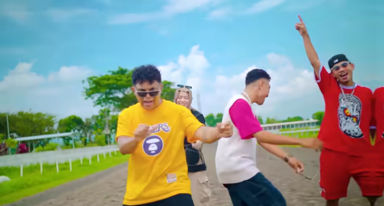 Lirik Lagu Tabola Bale Silet Open Up