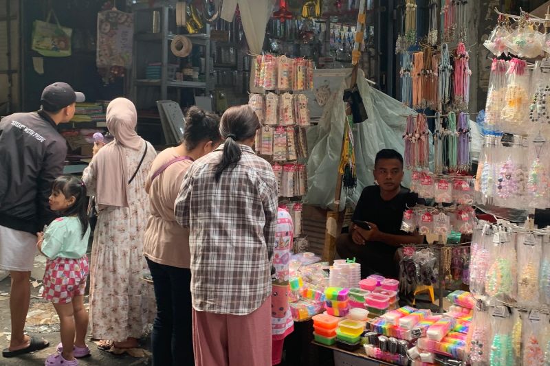 Demam Mainan Jelang Lebaran: Pasar Asemka Diserbu Pembeli, Penjualan Meroket!