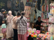 Demam Mainan Jelang Lebaran: Pasar Asemka Diserbu Pembeli, Penjualan Meroket!