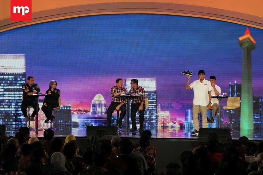 Sandiaga Uno Lepas Sepatu di Panggung Debat, Ini Alasannya