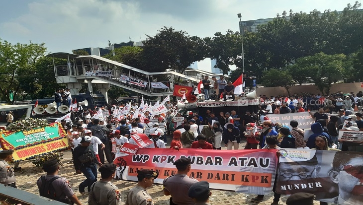 Duit Rp 50 Ribu Beterbangan Saat Demo Tuntut Pimpinan KPK Mundur