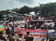 Duit Rp 50 Ribu Beterbangan Saat Demo Tuntut Pimpinan KPK Mundur