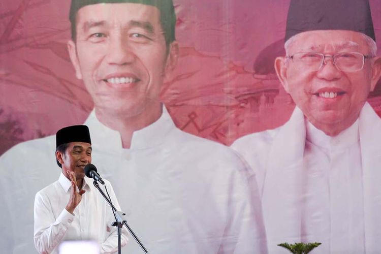 Calon Presiden petahana nomor urut 01 Joko Widodo berpidato saat kampanye terbuka di Lhokseumawe, Aceh, Selasa (26/3/2019). Dalam kampanye yang dihadiri ribuan pendukung, parpol pengusung, dan para ulama, Jokowi menyatakan optimistis bersama masyarakat Aceh bisa memenangkan suara pada pemilihan presiden 17 April mendatang.(ANTARA FOTO/RAHMAD)