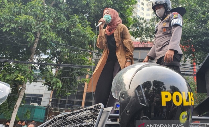 Kisah Mahasiswi Naik ke Mobil Petugas Tenangkan Massa