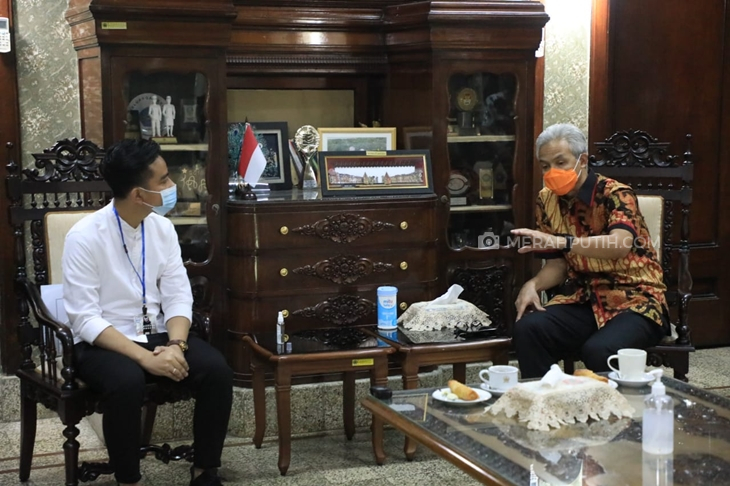 Gubernur Jawa Tengah Ganjar Pranowo menemui Wali Kota Solo Gibran Rakabuming Raka. (MP/Ismail)