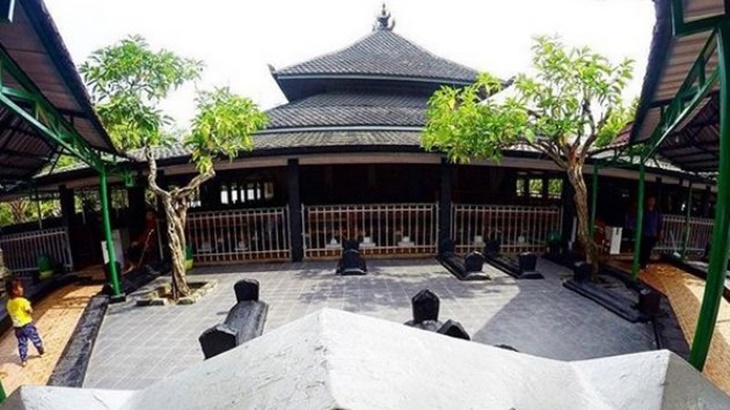 Wisata Ziarah ke Makam Wali Songo