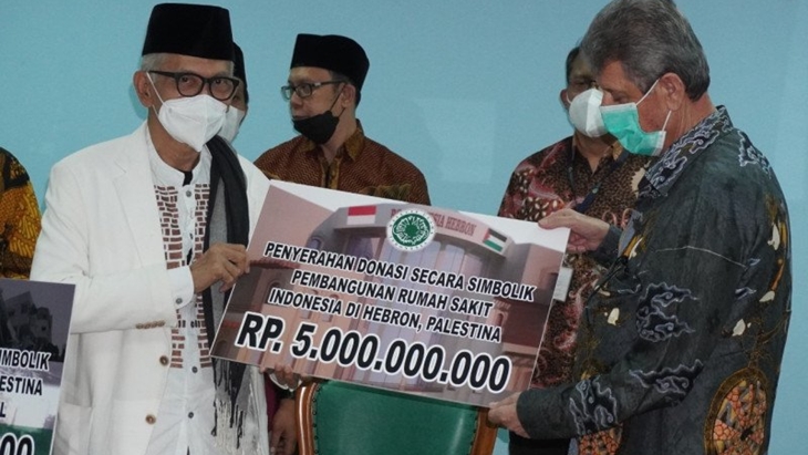 Ketua Umum MUI Miftachul Akhyar secara simbolik pemberikan bantuan kemanusiaan kepada Dubes Palestina untuk Indonesia Zuhair Al-Shun untuk pembangunan Rumah Sakit Indonesia Hebron (RSIH). (ANTARA/HO/MUI)