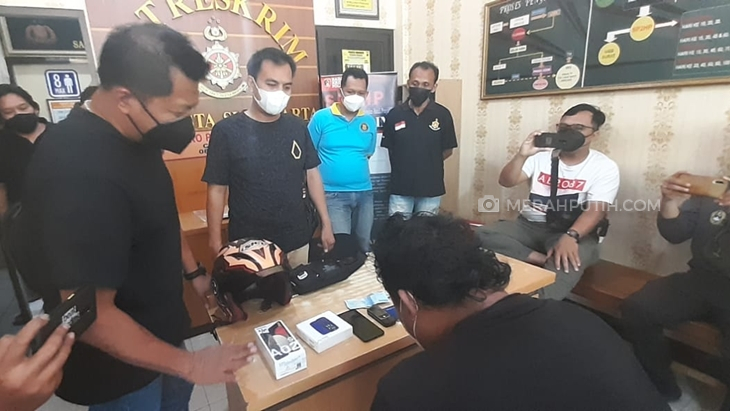   Kasubdit III Jatanras Ditreskrimum Polda Jawa AKBP Agus Puryadi menangkap pelaku pemerasan terhadap pejabat Pemkot Solo, Minggu (29/8). (MP/Ismail)
