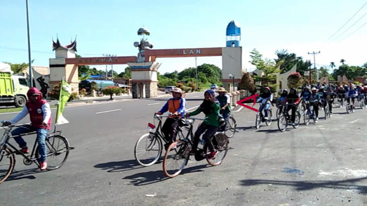 Parade Komunitas Sepeda Onthel di Sumbar